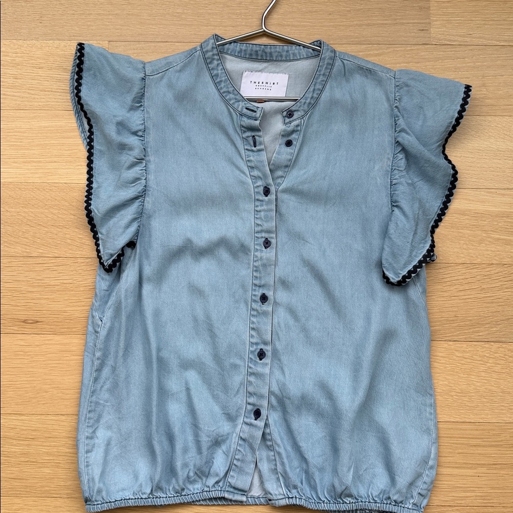 THE Shirt Rochelle Behrens Women's Sz Small Blue Chambray Ruffle Button Up Shirt